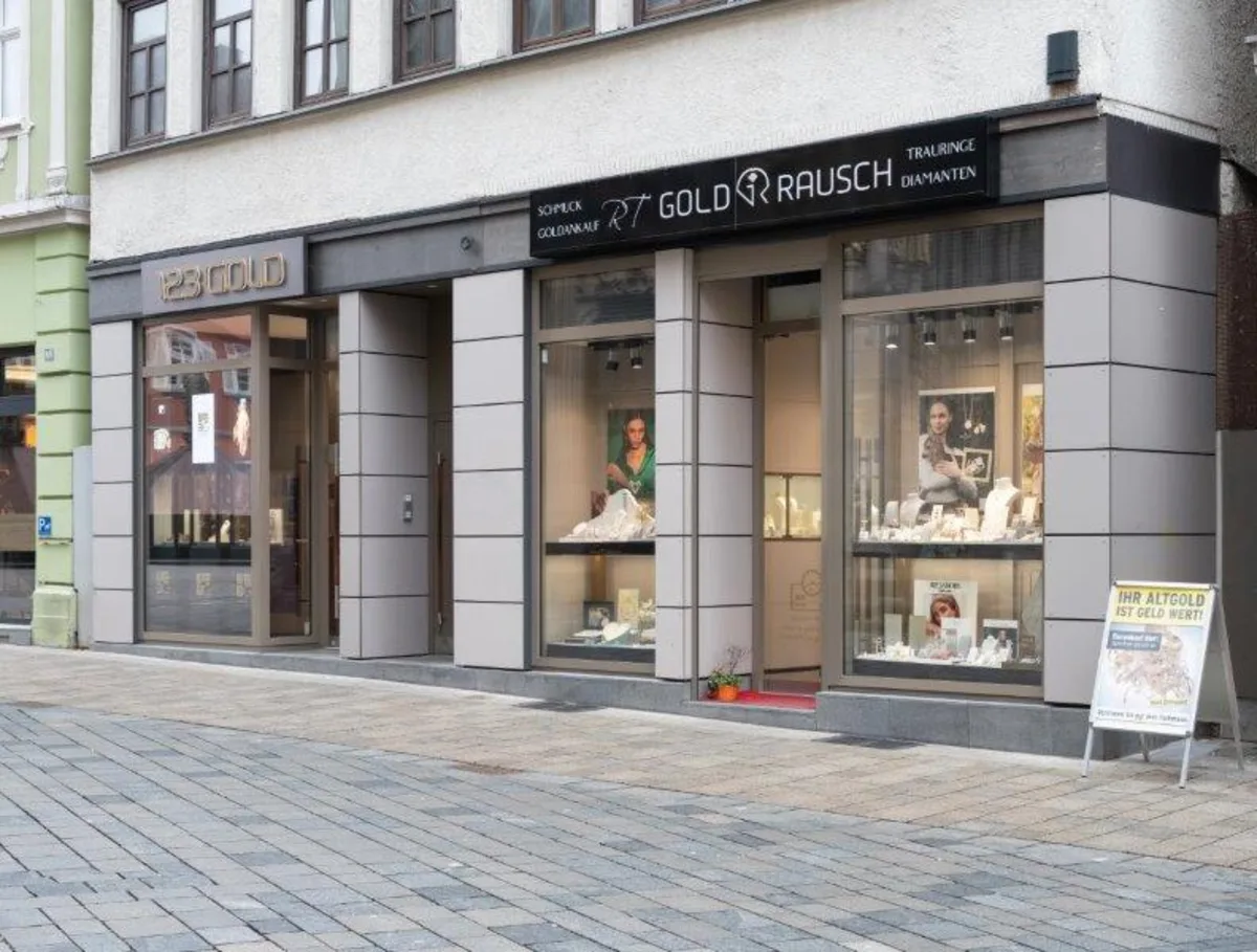 Ladenfront von RT Goldrausch mit Trauring- & Diamanten-Schaufenster in der Wilhelmstraße 84, Reutlingen