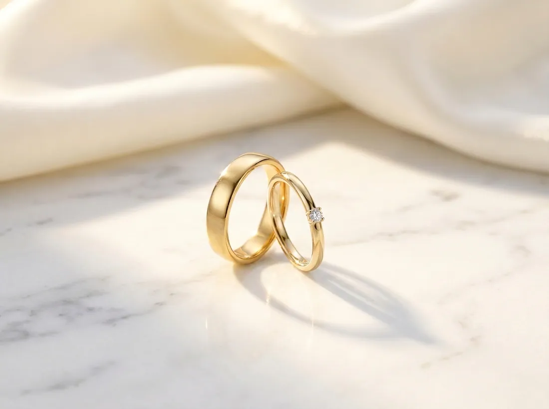 Trauringpaar in klassischem Gelbgold auf Marmor